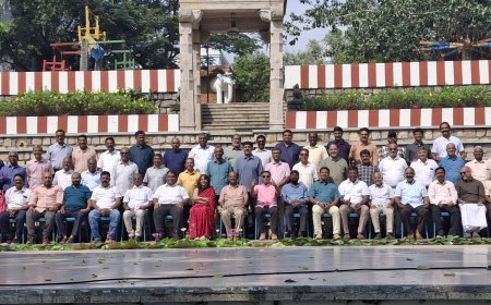 மாறியது முகங்கள் மட்டுமே !மாறாத பள்ளிப் பருவ நட்பு!