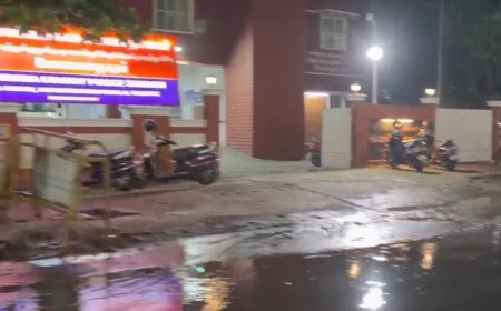 இதுதான் ஸ்மார்ட் சிட்டியா? சாலையில் ஆறாக ஓடும் சாக்கடை கழிவு நீர்.!.
