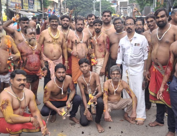"வேசிக்கோ" "தீசுக்கோ"என பக்தி முழக்கம்
