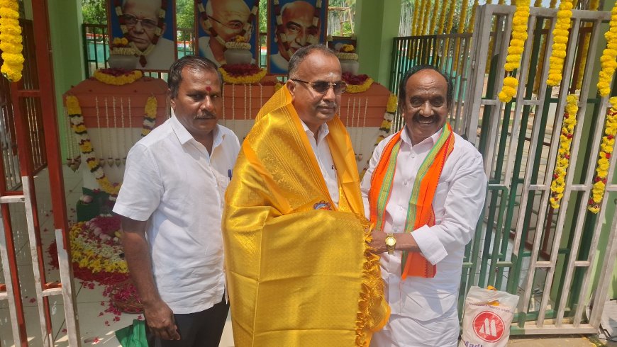 காந்தி, காமராஜர் நினைவாக அஸ்தி கலசத்துக்கு மலரஞ்சலி!