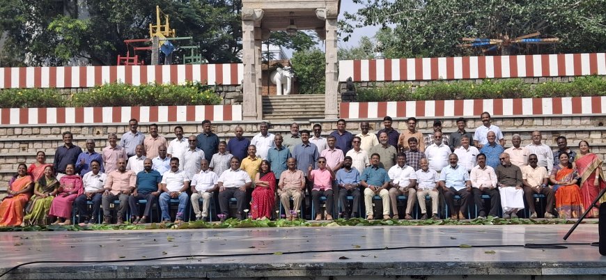 மாறியது முகங்கள் மட்டுமே !மாறாத பள்ளிப் பருவ நட்பு!