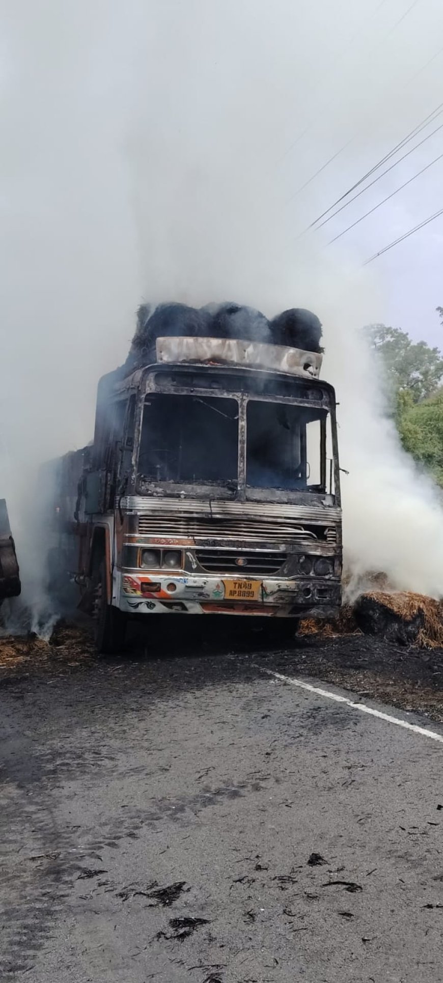 வைக்கோல் ஏற்றி வந்த லாரி மின்கம்பம் உரசி  தீப்பிடித்தது