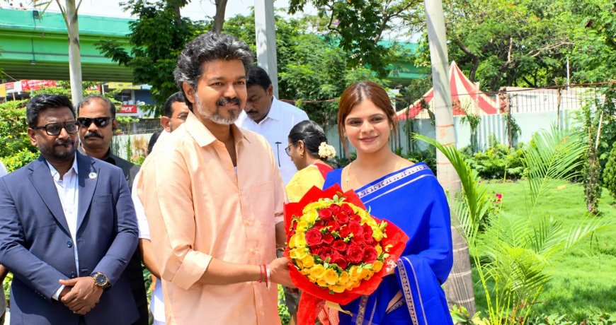முதல்வர் விஜய்க்கு பூங்கொத்து வரவேற்பு! கவனத்தை ஈர்த்த டாக்டர் கனிமொழி சந்தோஷ்!